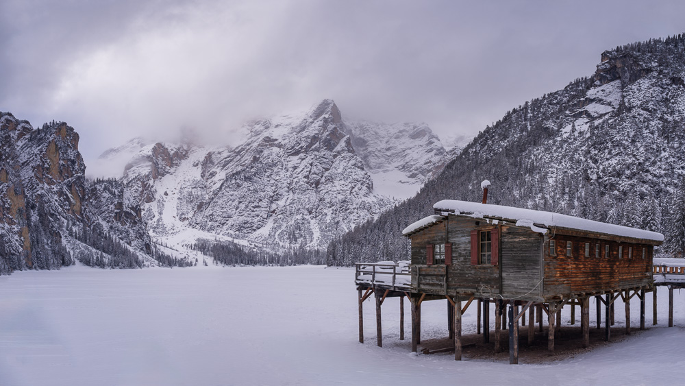 MAB-20260128-IT-DOLOMITES-MOUNTAINS-LAKE-BRAIES-WINTER-080780-PANO-2.jpg