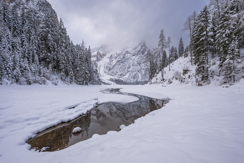 MAB-20260128-IT-DOLOMITES-MOUNTAINS-LAKE-BRAIES-WINTER-080783.jpg