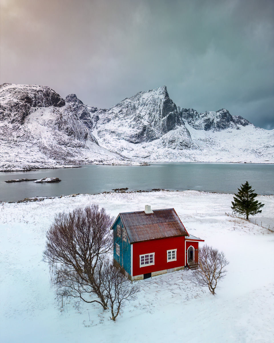 MAB-20230211-NO-DJM3-LOFOTEN-RED-HOUSE-MOUNTAINS-0198-ENH.jpg