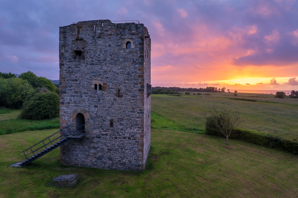 MAB-DJI-20250525-ES-ASTURIAS-VILLADEMOROS-MEDIEVAL-TOWER-SUNSET-0001.jpg